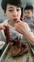 漂亮短发妹子吃猪大肠啦，吃的好香，后面儿子亮了，也是个小吃货