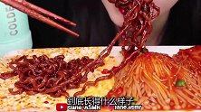 美女极限挑战“爆辣”火鸡面+蘑菇，直接秒吞半包面，看着胃疼