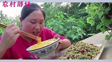 胖妹说到吃真勤快，一人解决五斤大米饭，买上配菜一起下肚，过瘾