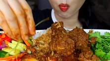 小姐姐吃一大份咖喱鸡肉米饭，用手拿着吃太过瘾啦