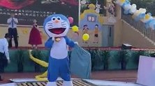 山东：校长开学典礼cosplay哆啦A梦：希望学生实现梦想
