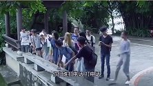 小伙失足落水，美女出手相助，围观群众都看呆了