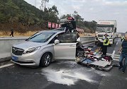 广东一货车司机开车玩手机撞上私家车 小车被挤扁5人当场死亡
