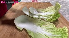白菜加猪肉，简单一做百吃不厌，一次能吃一大锅