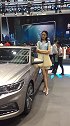 一枚小清新可爱的车模姑娘，穿的好适合她，网友好好看呀！