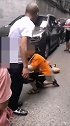 会车起冲突 男子抓女子头发拽倒在地男孩跪地哀求“叔叔求求你”