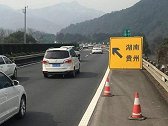 高速上出现无奈的怪现象，已开始整治，车主：早就该这样了