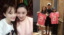 国足男星晒与李小璐甘薇合影，送球衣还自称姐妹，患难见真情？