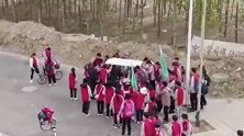 河北涿州：远足遇三轮车侧翻，学生们的举动引来一大波点赞