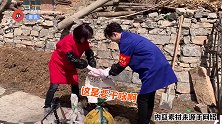 刘涛王凯穿着朴素在农村铲粪，有说有笑不嫌脏，网友评论太接地气