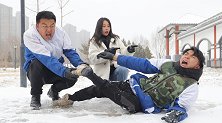 二浪被敌人逼入绝境，不料脱鞋后敌人纷纷投降，怎么回事？
