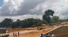 肯尼亚东部一客运巴士坠河 已致18人死亡