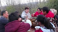 胖妹用羊蝎子做火锅，9人围着一起吃，孩子们吃的最香