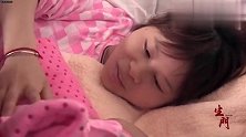 生门：产妇虚弱躺在床上，用手摸了宝宝一下，痛也是幸福的时刻