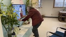 山东菏泽：90岁奶奶追剧太入迷 趴在电视上给小两口劝架