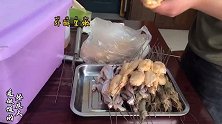 三五好友，一杯美酒，一顿自制烧烤，这就是平凡热辣的市井人生