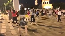 爆笑：妹子放弃蹦迪来跳广场舞了，怕是想收心找个人嫁了吧