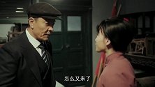 霞光：为避免袁飞燕受伤，方若愚急忙将女儿拉进角落里，叮嘱她今天绝不能上台演出