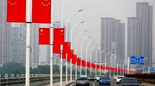 一夜飘红！武汉4万面五星红旗挂上街头