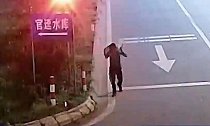 广东佛山：男子扛麻袋“暴走”10公里 背后原因让人无语