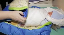 天气冷了护士这样包新生儿宝宝，如此厚实绝对暖和！
