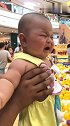 小宝宝想要进游乐场玩，妈妈偏偏不让，宝宝气的要大哭