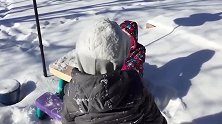 站在雪堆里的宝宝真可爱，迈不动双腿，一头扎进雪堆！