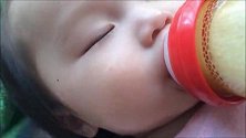 可爱！4个月的宝宝饿疯了，把奶瓶吸得滋滋响，还冒泡泡