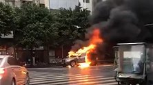 四川遂宁一宝马在公路上起火吓坏路人 车身瞬间被大火烧成空壳