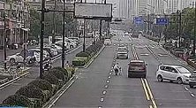 浙江杭州：2岁女童踉跄着走到马路中央，幸好辅警叔叔出手了