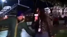 意大利：女记者直播中遭咸猪手 男主播竟让她别生气