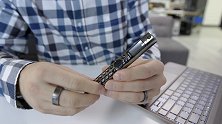 看上去像一支笔，按下上面的按钮后没想到还能打电话，真不简单！