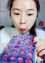 妹子开吃小冰豆和模具，看她吃的多带劲，越吃越好吃！