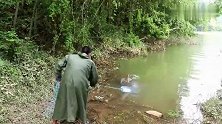 小邓放鱼笼，看到水面有一群鱼，可惜下手太慢了只抓到了2条鱼