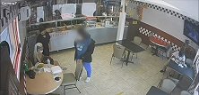 美国：14岁女孩抱着新生女婴走进餐厅，将其递给顾客后逃离