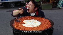 韩国网红体验中国美食，抱着猪头一顿啃，不敢吃舌头只敢舔一舔