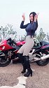 机车小姐姐原来也是个跳舞高手，一段舞让我看的如痴如醉