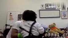 父子俩练拳击，儿子让爸爸难于招架，一旁的妈妈都看不下去了！