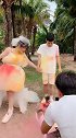 这拍婚纱照的新郎新娘太狠了，这么对待摄影师