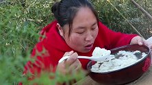 胖妹嘴馋吃大馄饨，热油一浇真馋人，胖妹一口能吃下4个