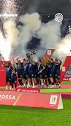 国米是冠军！实拍劳塔罗颁奖仪式举起奖杯