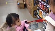 双胞胎姐妹逛超市，友谊的小船说翻就翻，妹妹真是太难了