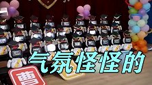 台小学举行线上毕业典礼，老师对着一排排映人脸的机器人致辞哭泣