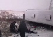 黑龙江载22人客车雪天侧翻致1死1伤 乘客：路上全是冰