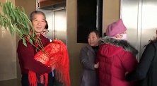 山东67高龄产妇和孩子今天出院 奶水好还请了月嫂