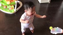 父母让孩子学走路，小婴儿慢慢的走了起来，真棒！