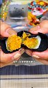 黑金酥反复制作多层起酥外皮，添加深海墨鱼汁，内馅丰富，口感参差分明，好好吃呀~ 零食光盘行动