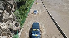 航拍四川大渡河暴雨后水位猛涨：洪水汹涌漫上路面 车辆如行船