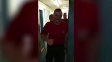 英格兰火警也来助威！消防员拉圣乔治旗支持三狮军团