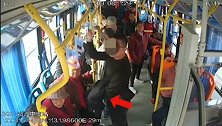 笨贼两次上了同一辆公交车 司机神操作将他送进交警队